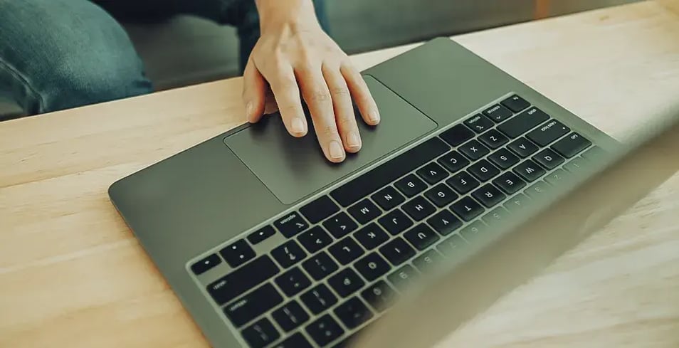 persona navegando en internet en equipo de cómputo
