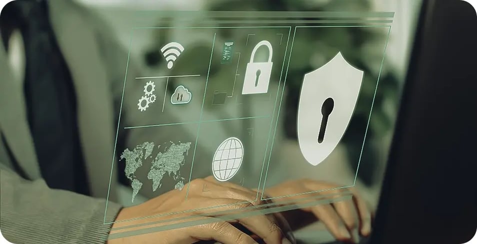 profesional evaluando la seguridad por medio de dispositivo