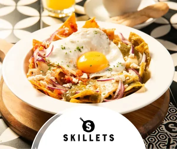 Skillets-Desayuno-Chilaskillets-Rojos_W
