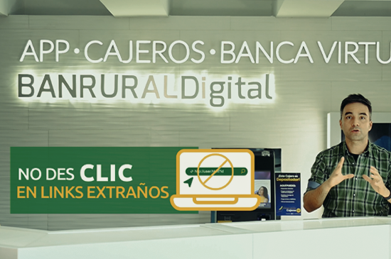 presentador hablando del tema