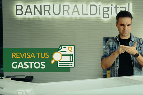 presentador hablando del tema