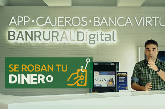 presentador hablando del tema