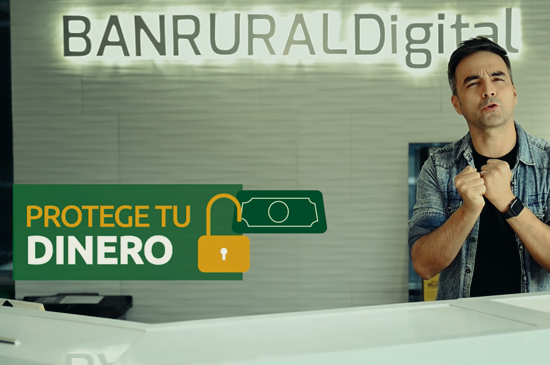 presentador hablando del tema